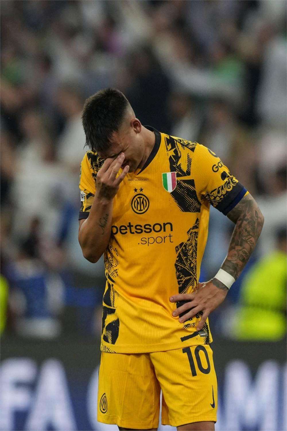 开云sport-夺目表现!欧预赛飞翼球员速度突破带来胜利