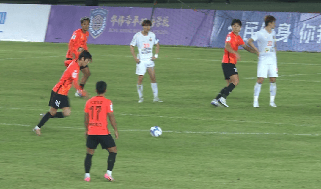 开云体育app-夺冠争夺战火升温,国内足球联赛局势激烈