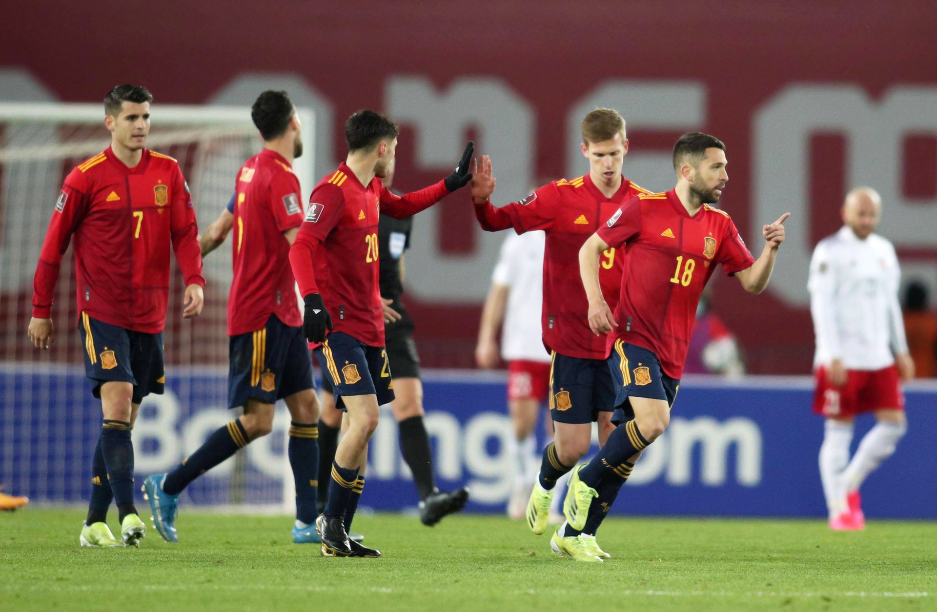 开云体育app-马内两破对手局,红军成功晋级欧冠四强!