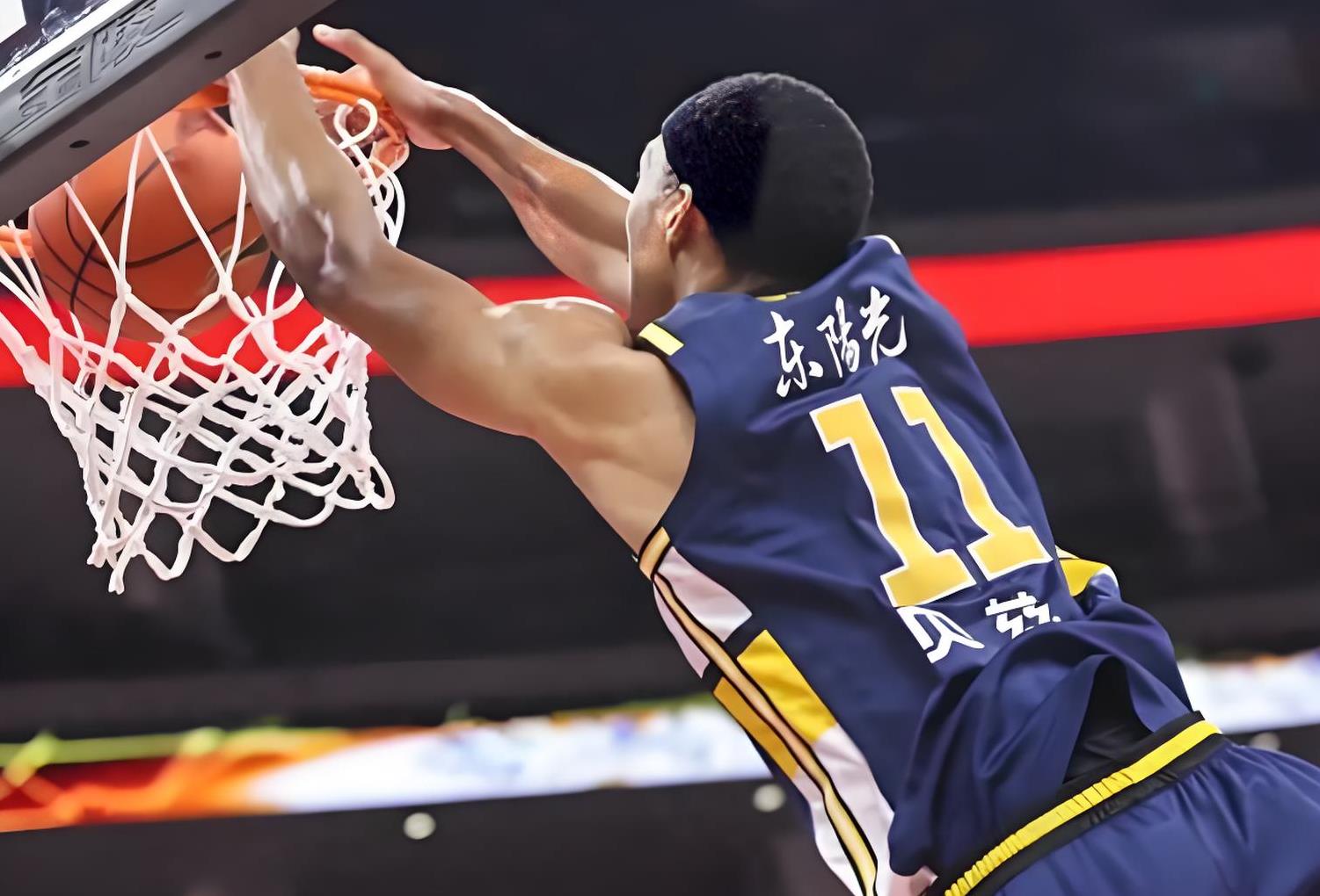 青岛队力克广州队,浓眉哥关键制胜 青岛队力克广州队,浓眉哥关键制胜