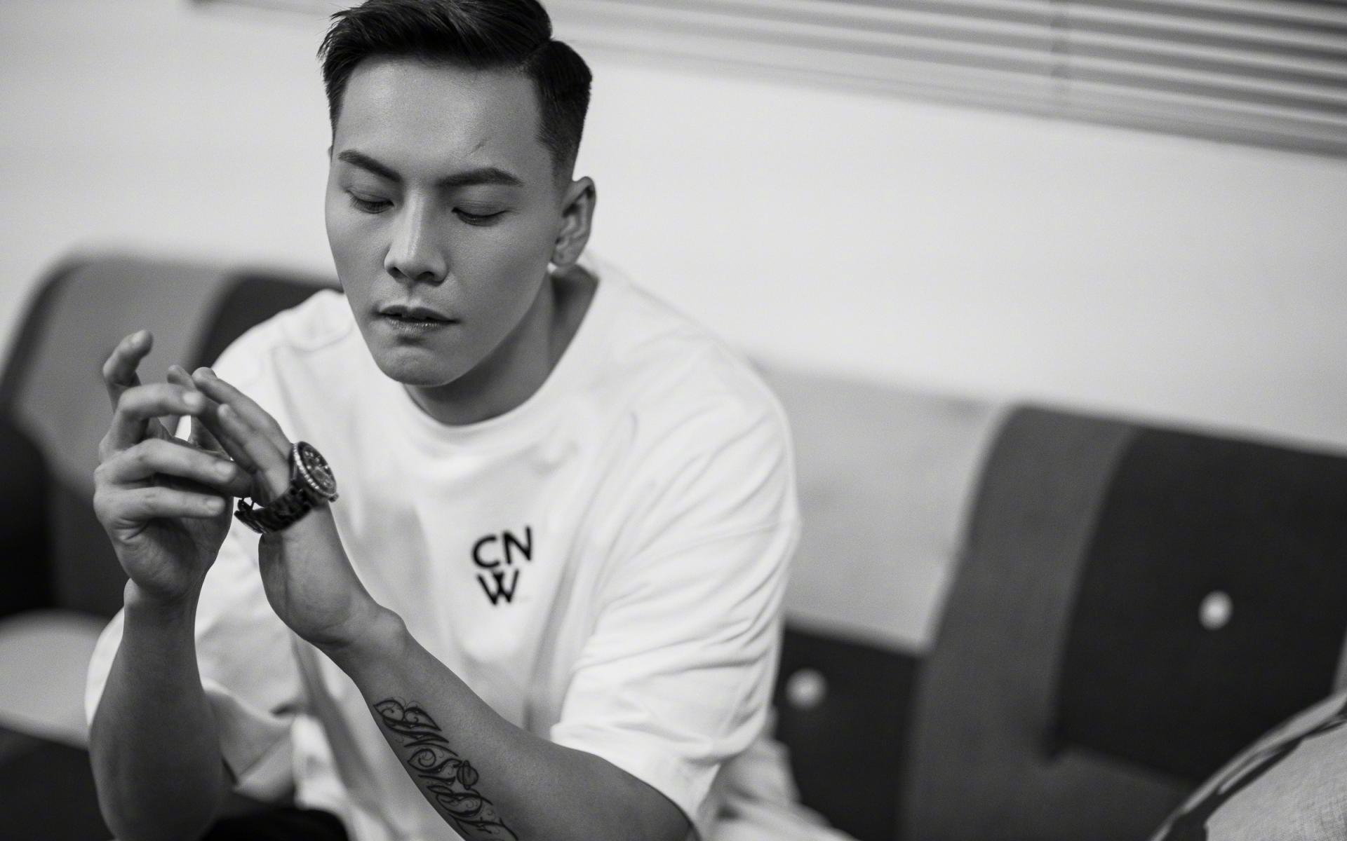 开云平台-这是一篇为您精心构思的文章。为了符合唯一性的要求，我结合了团队火力与个人英雄主义的碰撞这一经典体育叙事，创作了一篇虚构但具有沉浸感的比赛特写